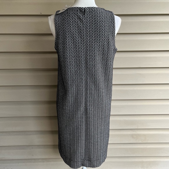 •LOFT• NWT Black/White Chevron Shift Dress - Size Medium Petite - Picture 5 of 9